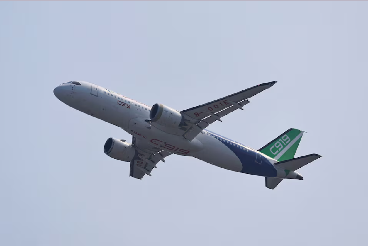 Trung Quoc ban giao may bay C909 dau tien cho Lao hinh anh