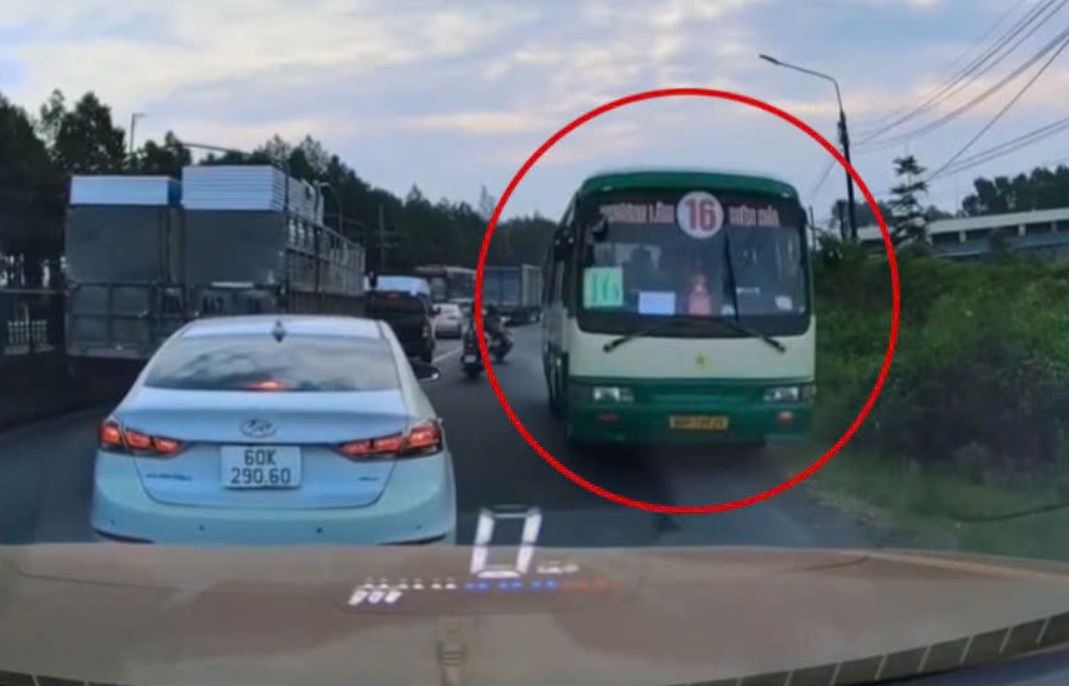 Khoanh khac xe buyt o Dong Nai phong nguoc chieu tren quoc lo 1 hinh anh