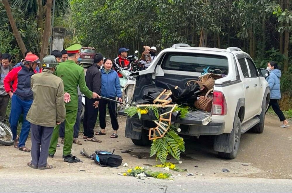 Tong xe ban tai di cung chieu, hoc sinh lop 11 tu vong hinh anh