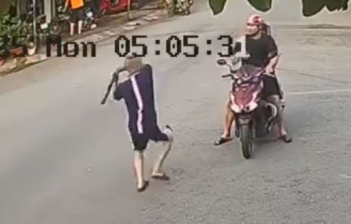 Tai xe oto hanh hung nguoi cha cho con o Binh Duong hinh anh