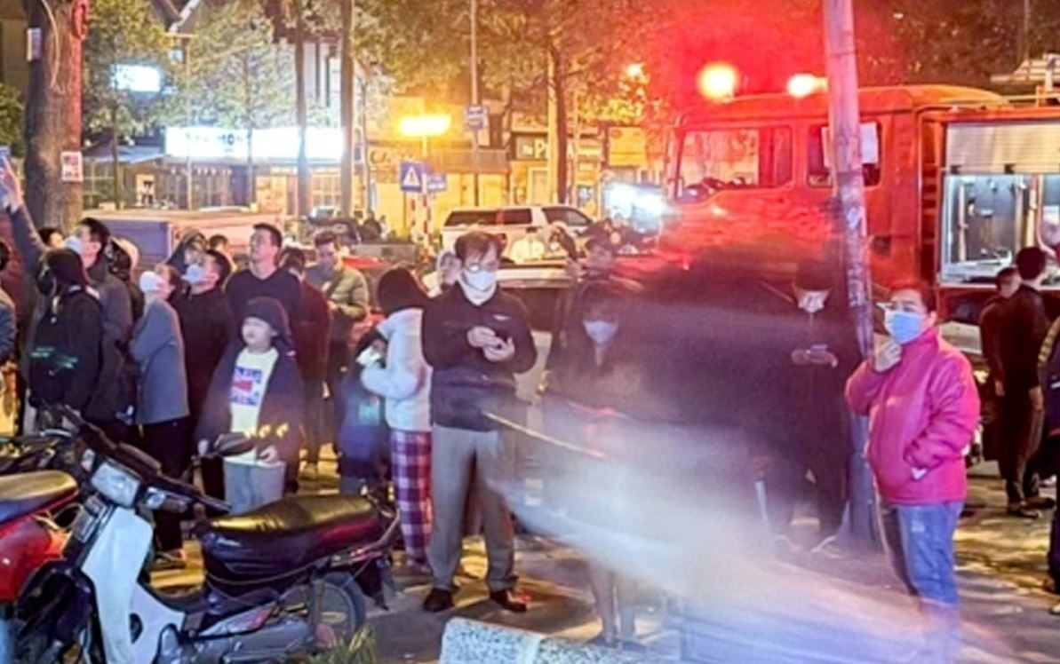 Chay chung cu o Ha Noi luc nua dem hinh anh