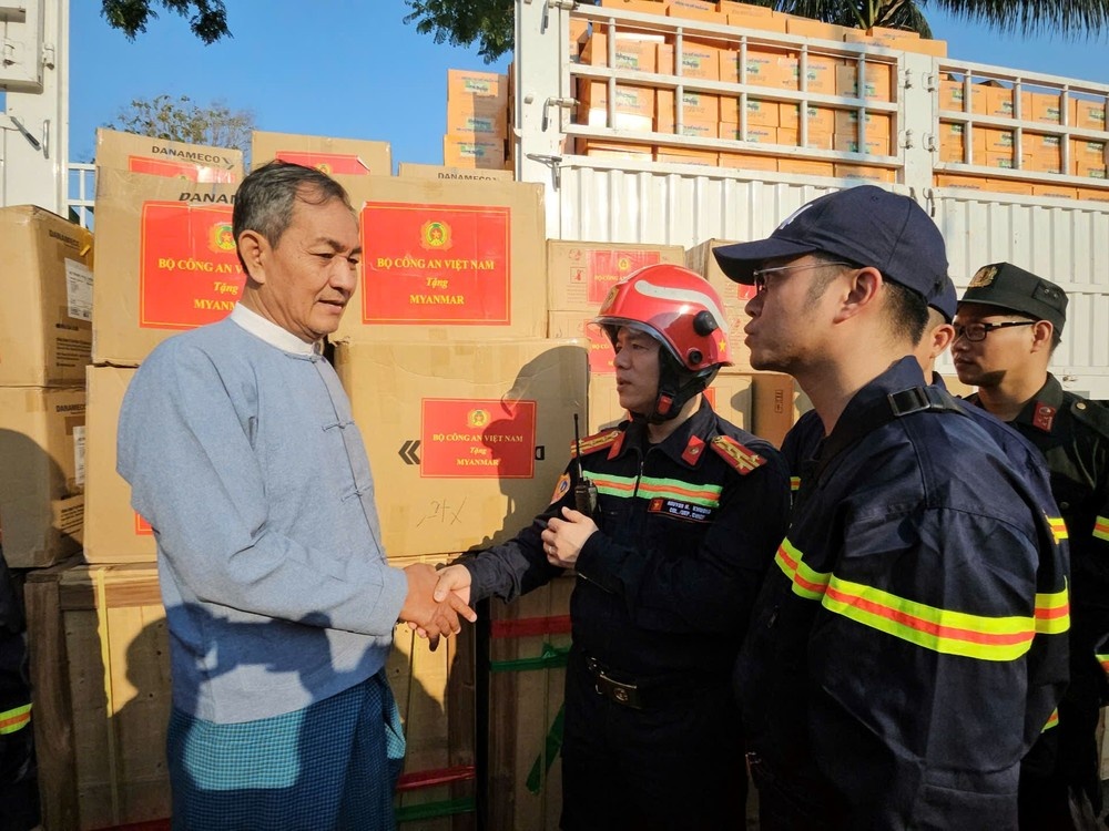 Bo Cong an Viet Nam trao tang gan 3 tan hang cuu tro cho Myanmar hinh anh
