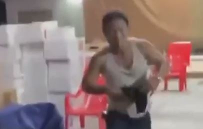 Bao ve ben xe Dong Nai cam vat giong sung de doa hanh khach hinh anh