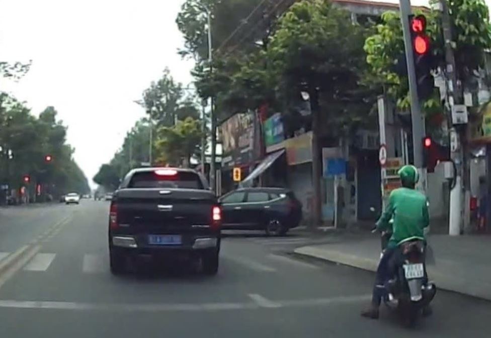 Oto bien so xanh vuot den do o Binh Duong hinh anh