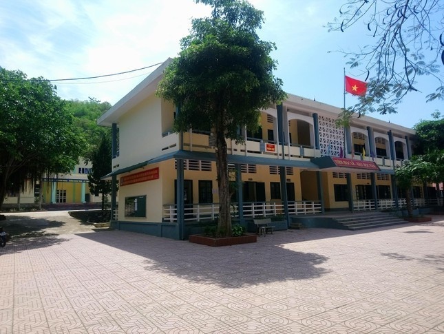 Sai pham trong cong tac tuyen sinh, cuu pho chu tich huyen bi khoi to hinh anh