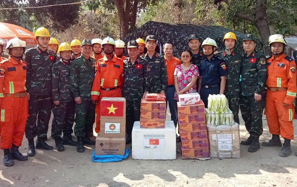 Mon qua nho bo doi Viet Nam tang gia dinh Dai uy nguoi Myanmar hinh anh