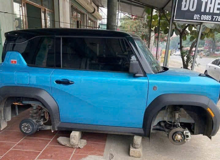 Thu doan ke gach roi thao trom 4 banh oto do ngay cua nha dan hinh anh