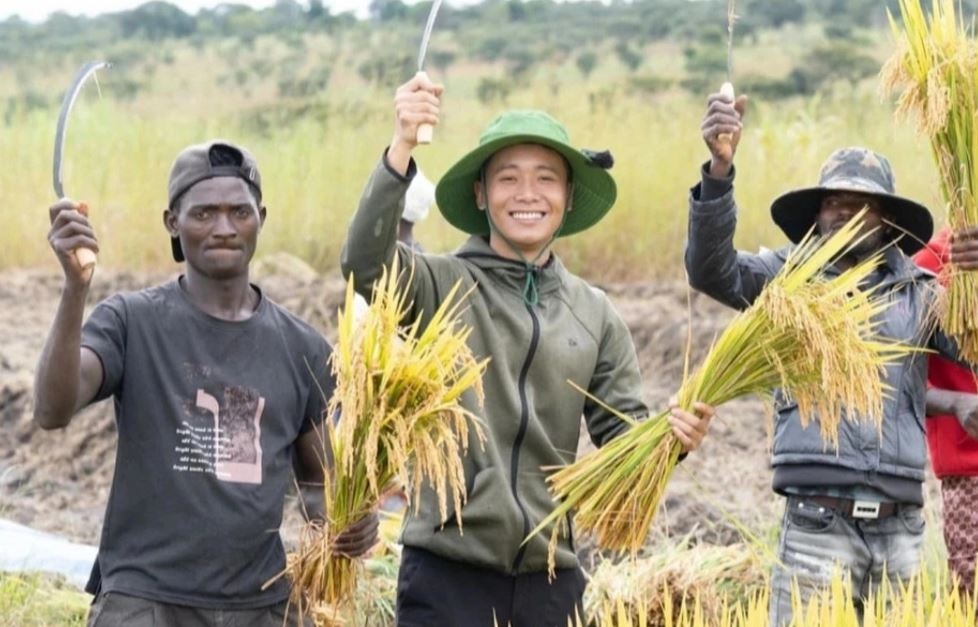 Quang Linh Vlogs: Tu than tuong cua gioi tre den anh hao quang vut tat hinh anh