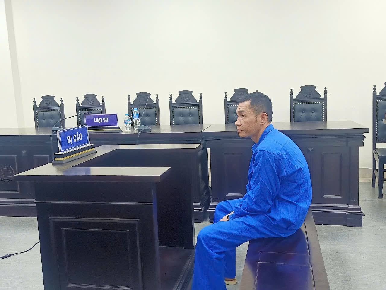 Nguoi phu nu giang bua tren tay ke giet nguoi, dua nan nhan di cap cuu hinh anh