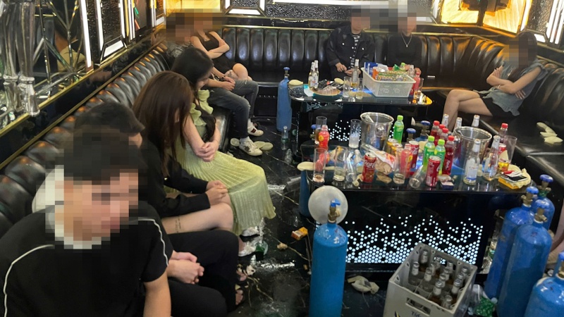 17 nam nu thanh nien vao quan karaoke hat voi 'bong cuoi' hinh anh