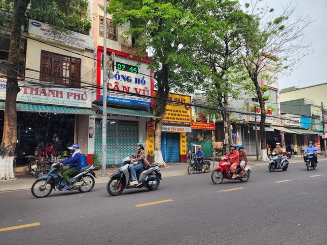 Nam thanh nien bi truy sat, chem roi khoi xe tu vong hinh anh