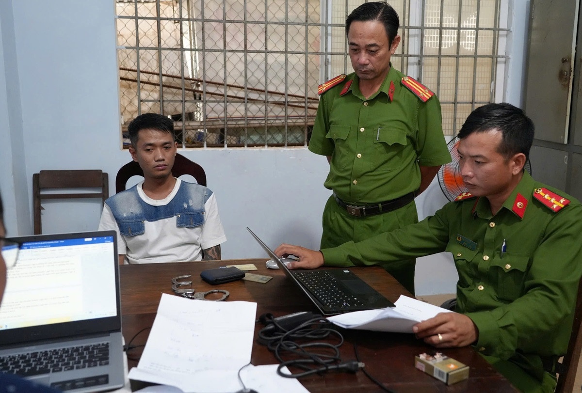 Quán karaoke,  Tài xế taxi,  Bị đâm ảnh 1 Quan karaoke,  Tai xe taxi,  Bi dam anh 1