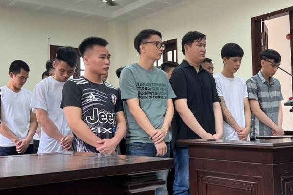 Nhom giang ho bat coc co gai giua ban ngay de doi no hinh anh