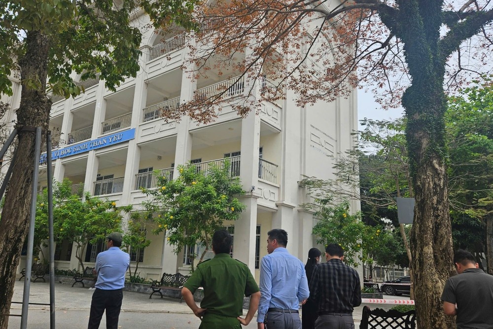 Nu sinh nhap vien Vinh anh 3
