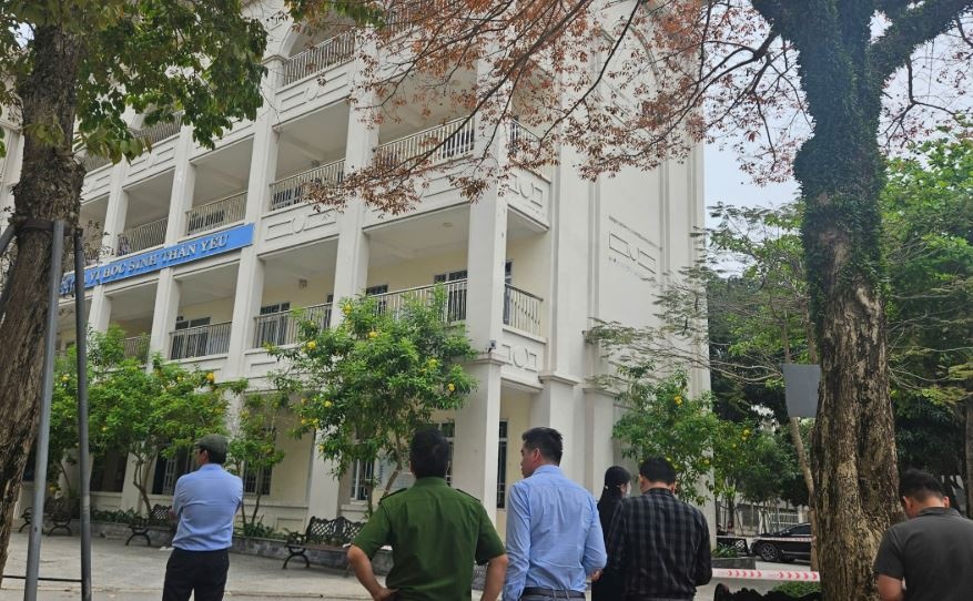 Gay lan can tang 4, ba nu sinh nhap vien cap cuu hinh anh