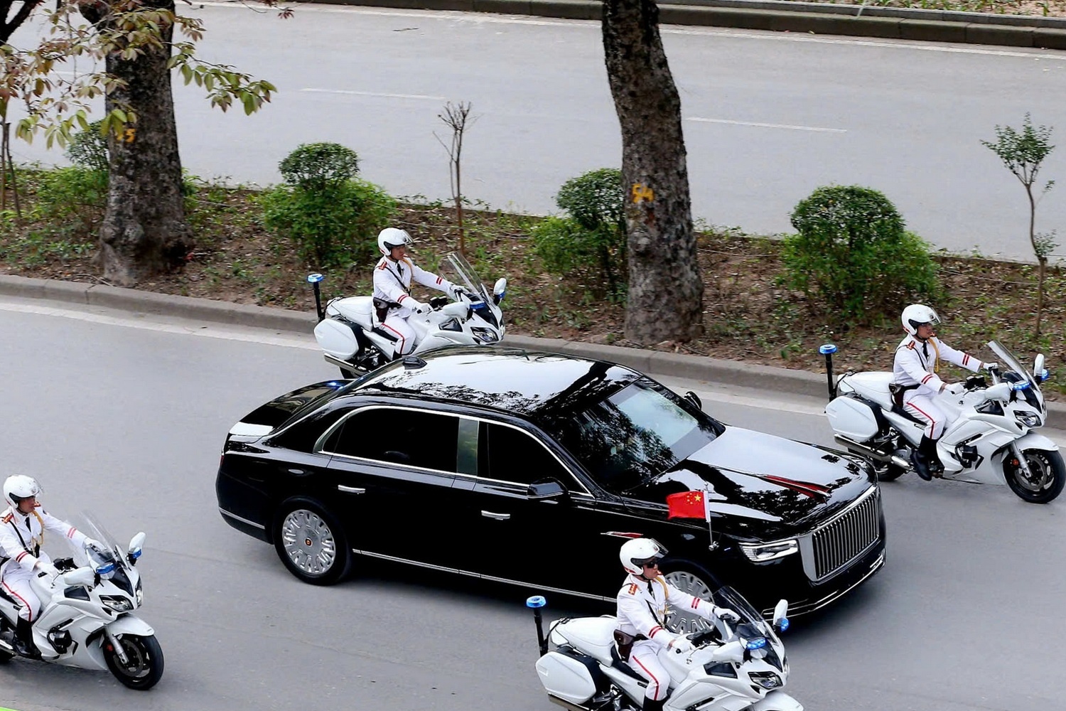 Can canh doan xe Tong Bi thu, Chu tich nuoc Trung Quoc tren duong pho hinh anh