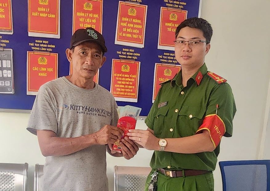 Nhat bao li xi 22,5 trieu dong, nguoi ban banh mi o TP.HCM nop cong an hinh anh