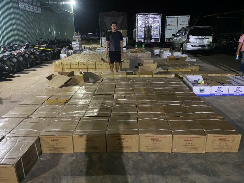 Xe tai cho hang nghin chai thuoc bao ve thuc vat khong ro nguon goc hinh anh