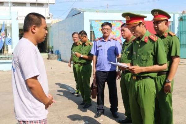 Nhom hoc vien cai nghien danh bac nhieu lan trong trung tam hinh anh