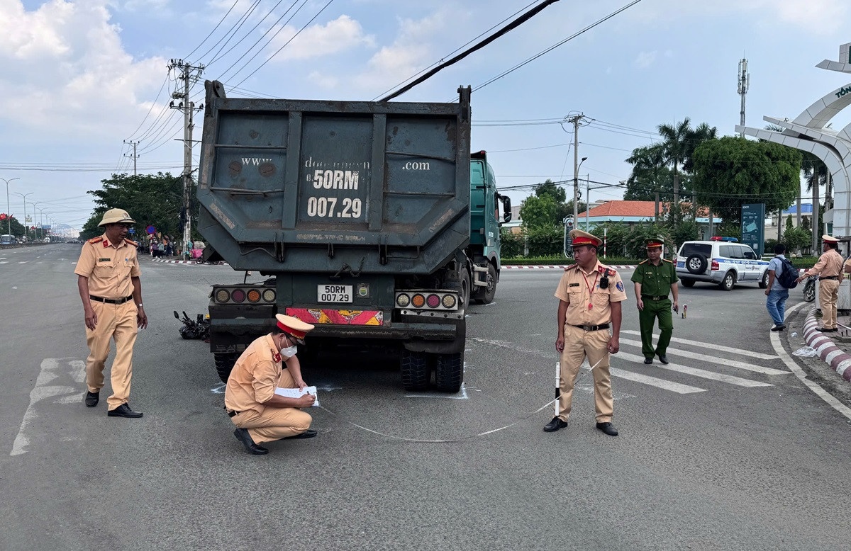 2 nguoi tu vong,  Tren quoc lo 51,  Bat tai xe,  Xe dau keo anh 2