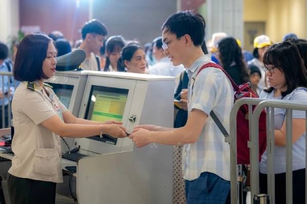 San bay Noi Bai, Tan Son Nhat don hon 219.000 khach ngay cuoi nghi le hinh anh