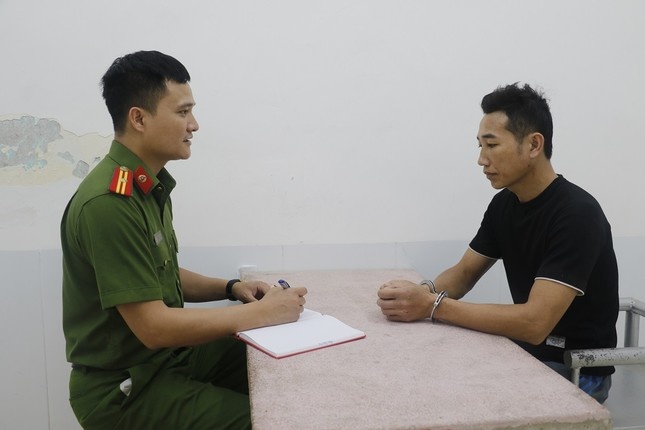 Nam phu huynh danh,  Ep co giao,  Dung duoi troi mua anh 3