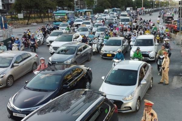 CSGT len 'kich ban' chong un tac xe ve noi thanh Ha Noi hinh anh