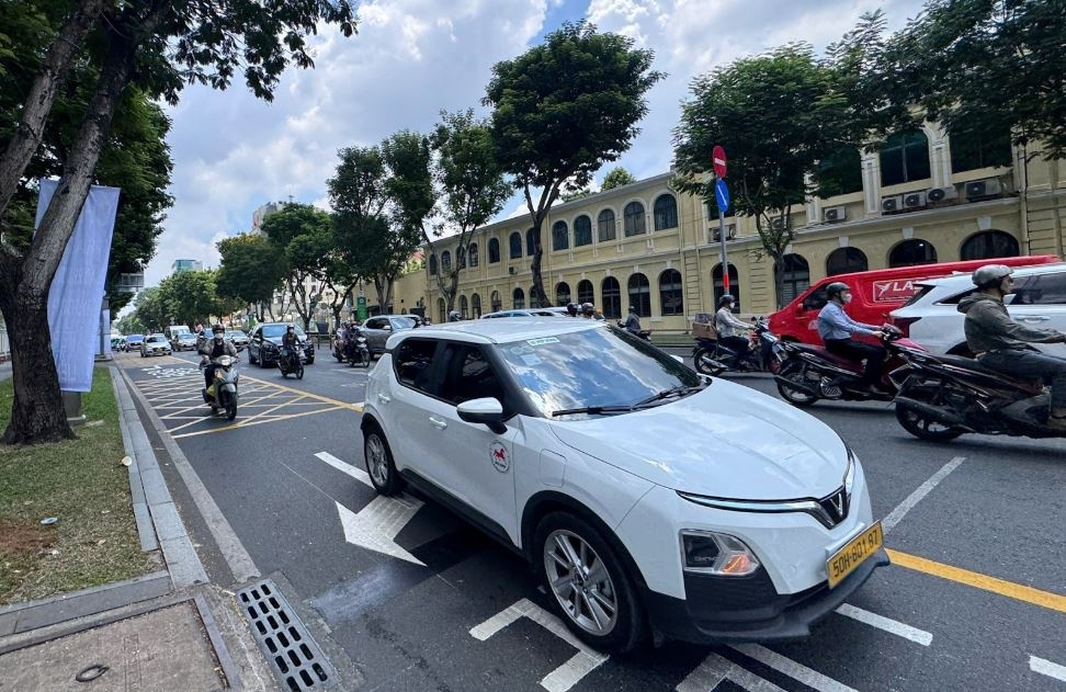 TP.HCM co them vach mat vong, ke chu nhuong duong cho xe re phai hinh anh