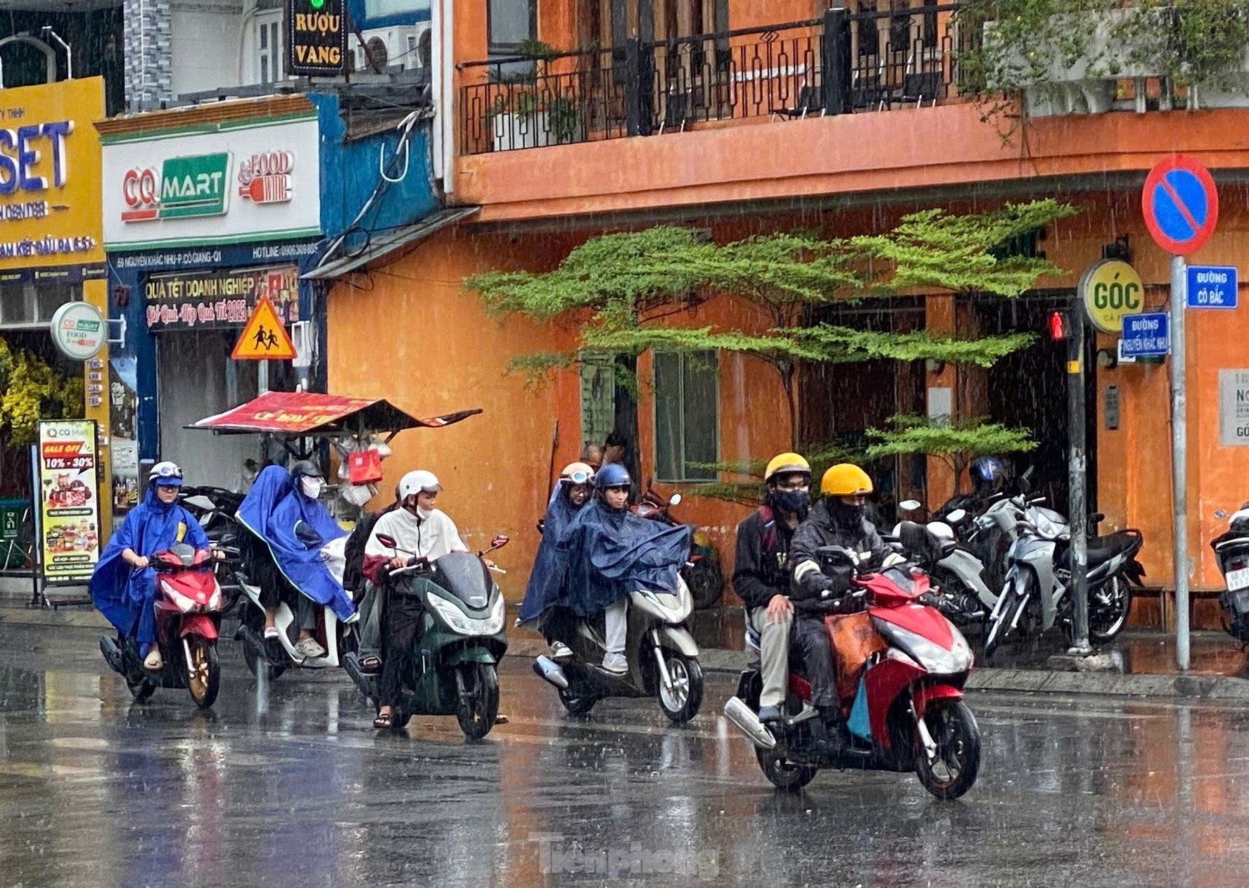 Mua mua Sai Gon TP.HCM anh 1