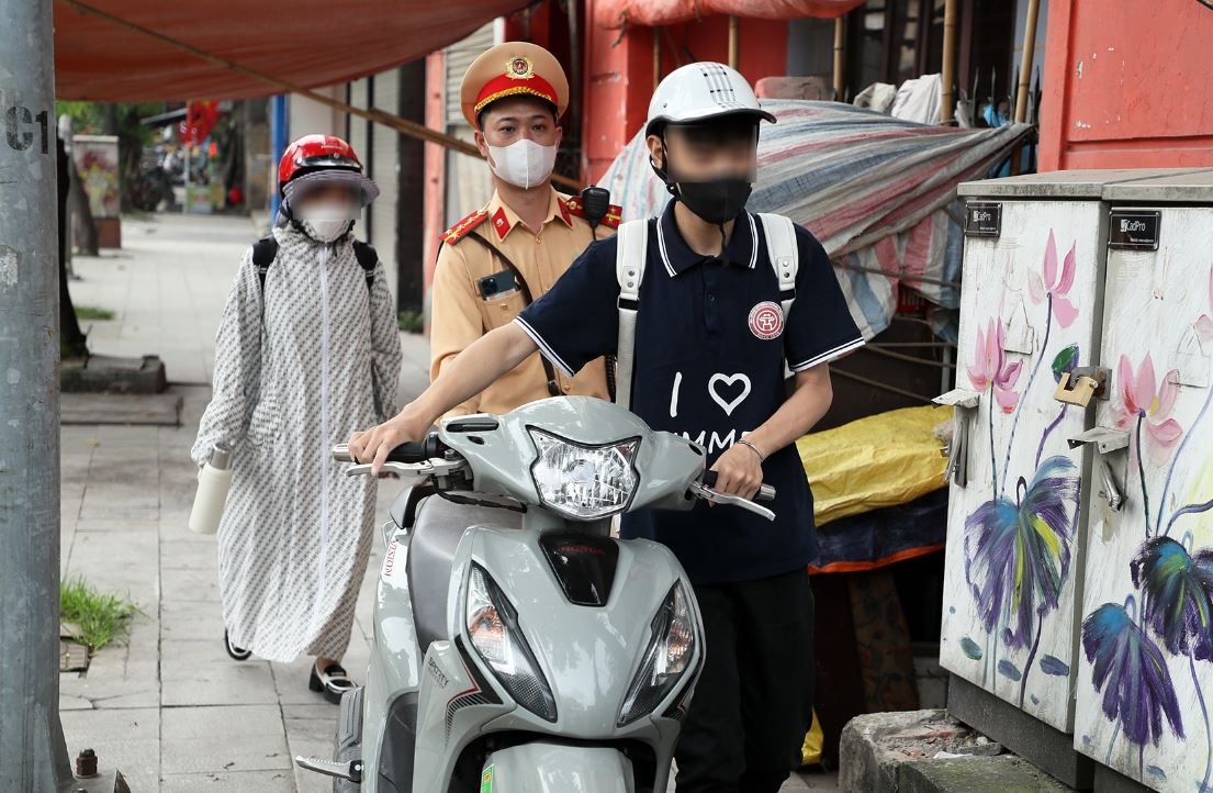 Lan dau giao xe cho con lai, nguoi phu nu bi phat 9,5 trieu dong hinh anh