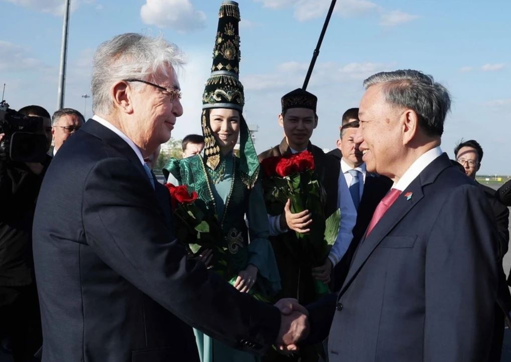 Tong Bi thu va Phu nhan bat dau tham cap Nha nuoc Cong hoa Kazakhstan hinh anh