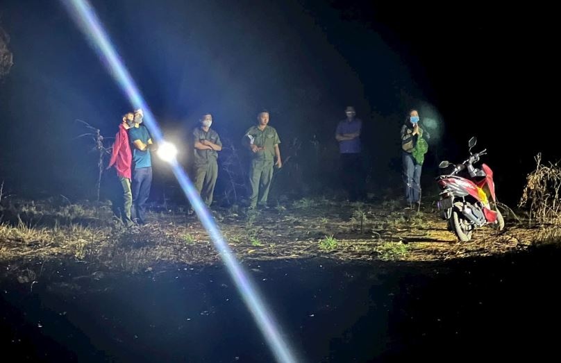 Phat hien nam thanh nien tu vong tu the quy gan cong vien o Binh Duong hinh anh