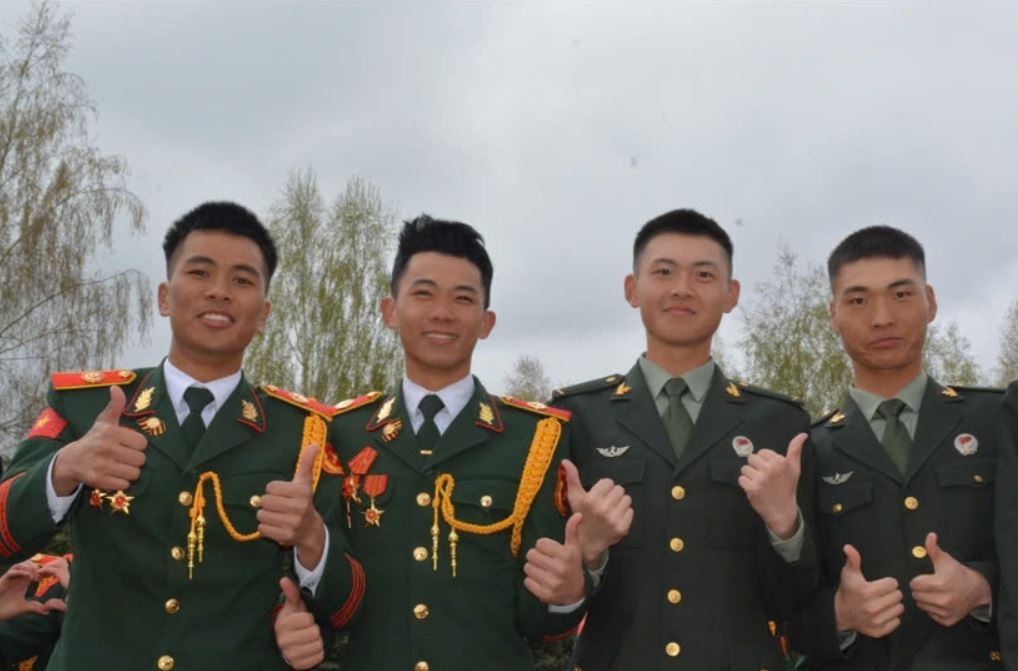 Nghe bo doi Viet Nam va Trung Quoc cung hat tai Nga hinh anh