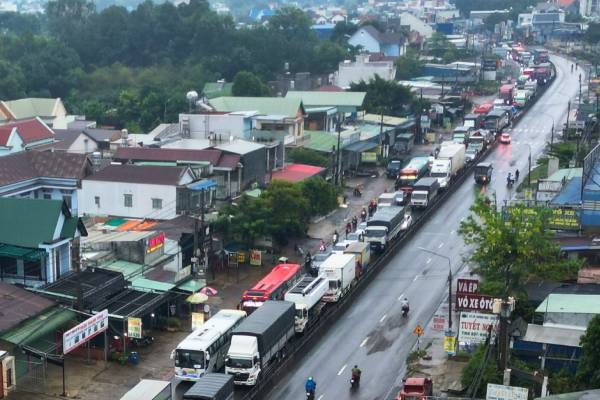 Hang tram phuong tien 'chon chan' tren quoc lo hinh anh