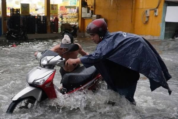 Ly giai TP.HCM hung tran mua lon dac biet hiem gap vao sang som hinh anh