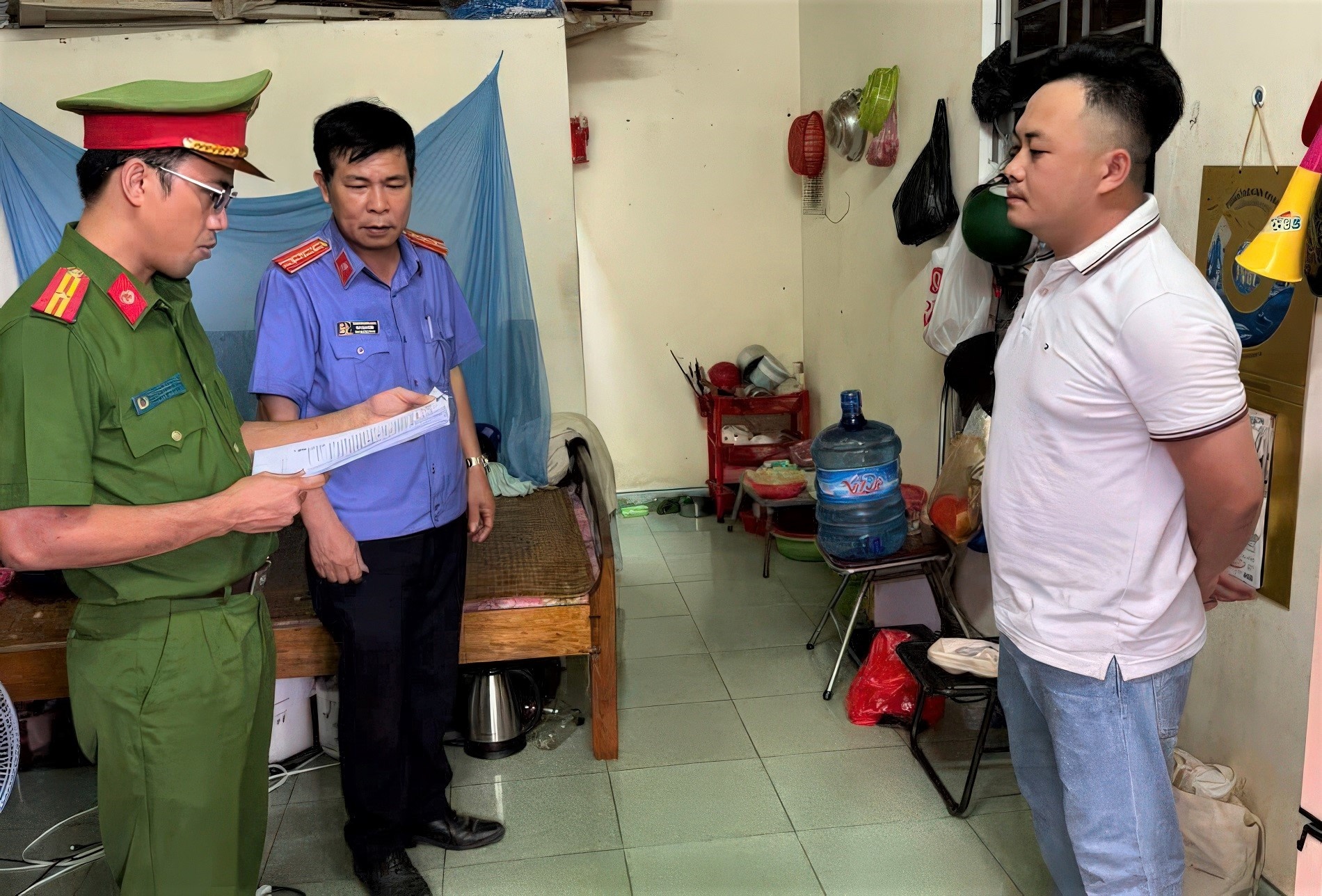 Dao han ngan hang,  Thu doan vay tien anh 1