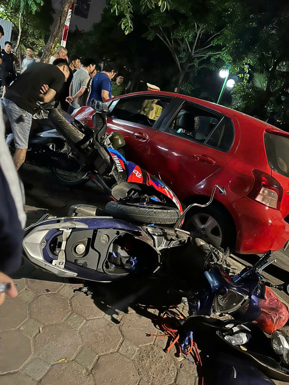 Loi ke kinh hoang cua nan nhan thoat chet sau vu oto tong lien hoan hinh anh