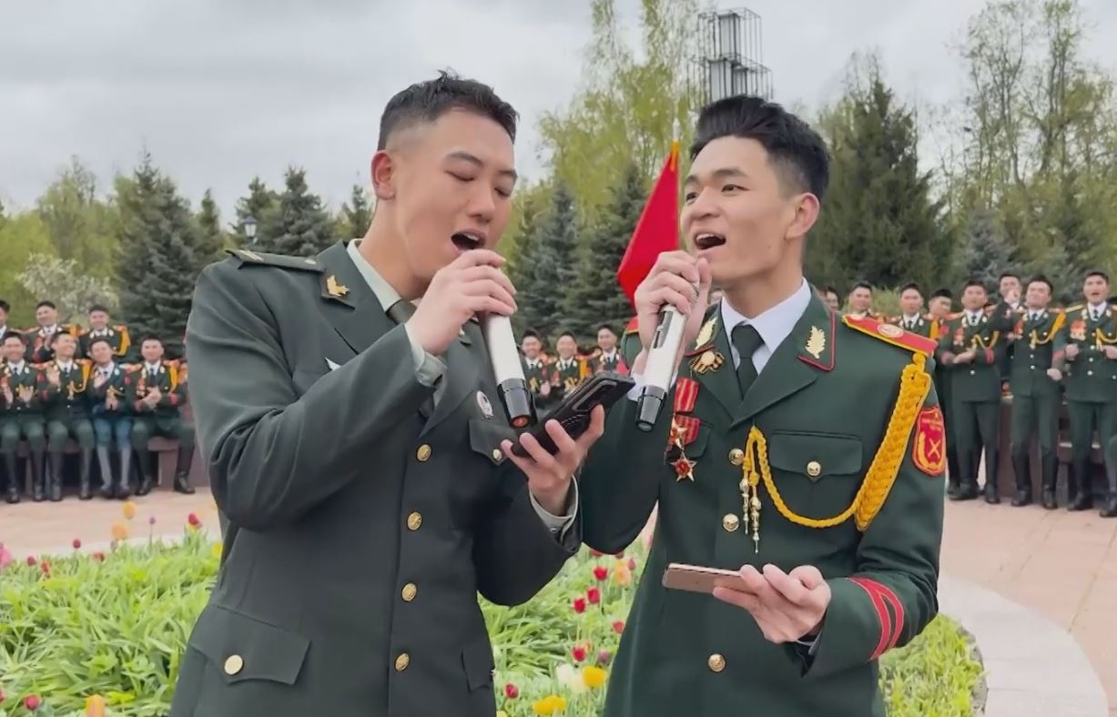 Cac chien si Viet Nam va Trung Quoc giao luu van nghe hinh anh