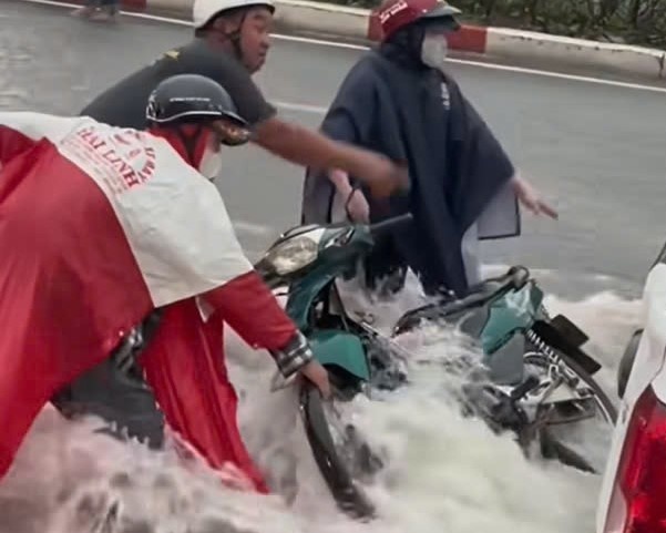 Clip: Xe tai can dong nuoc ho tro nguoi di xe may o Binh Duong hinh anh