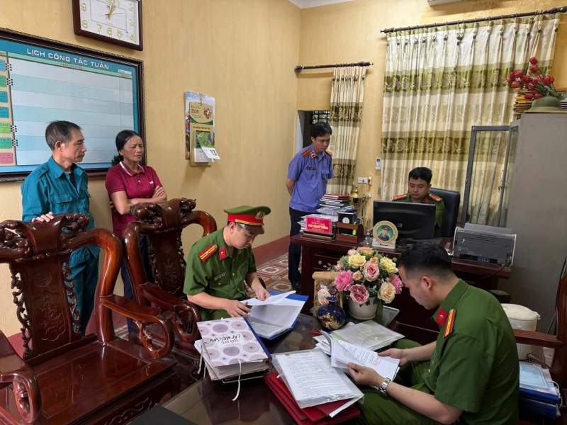 Chu tich UBND,  Xa Thach Khoan anh 2