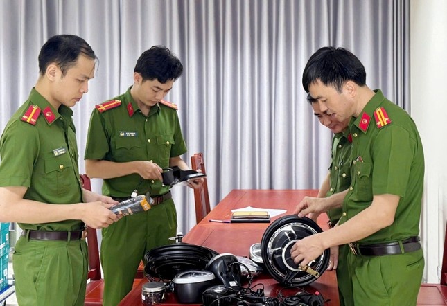 Buon lau,  Binh ac quy anh 1