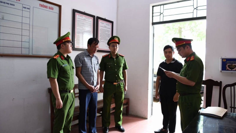 Chu tich UBND,  Xa Thach Khoan anh 1