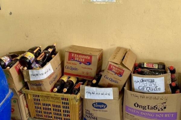 Cong an lam ro vu hang loat bao bi nuoc mam bi vut bo ben duong hinh anh