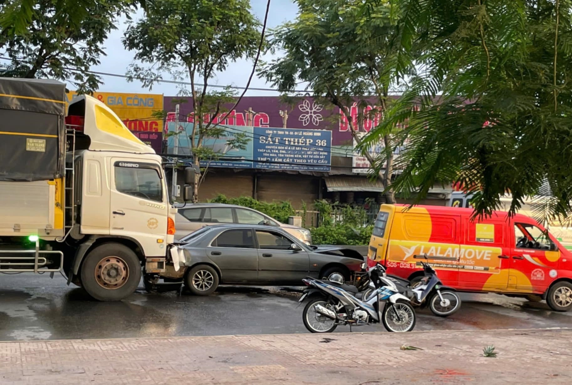 Tai nan lien hoan giua 5 xe truoc khu vuc cho dau moi Thu Duc hinh anh