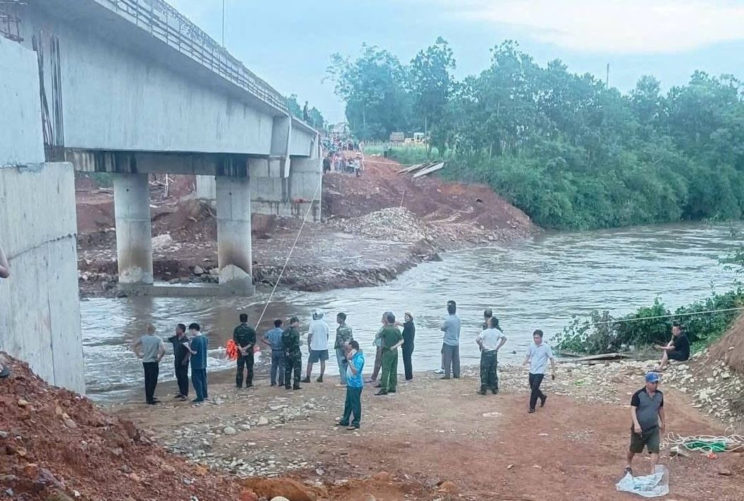 7 hoc sinh bi lu cuon, mot em ngung ho hap, 3 em mat tich hinh anh