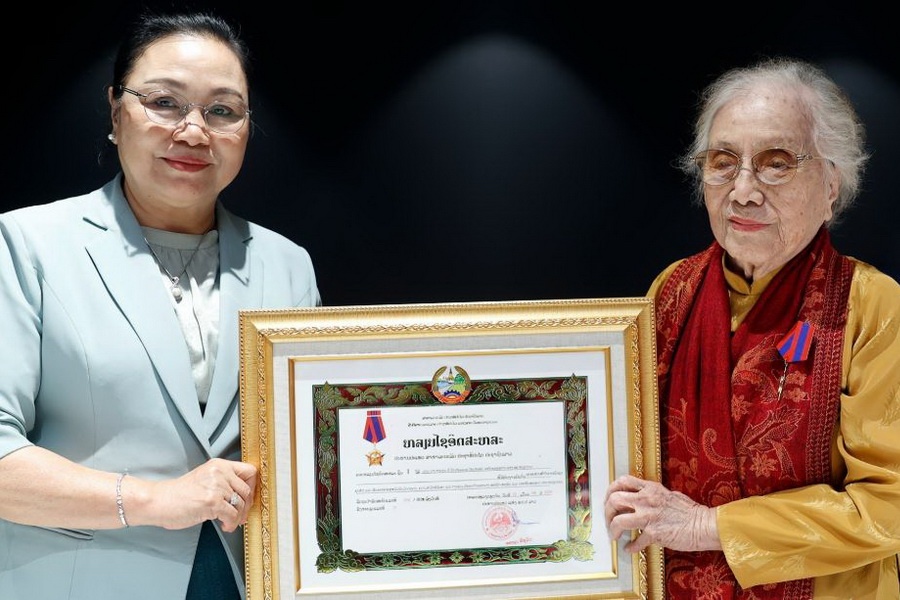 Nguyen Pho chu tich nuoc Nguyen Thi Binh nhan huan chuong cua Lao hinh anh