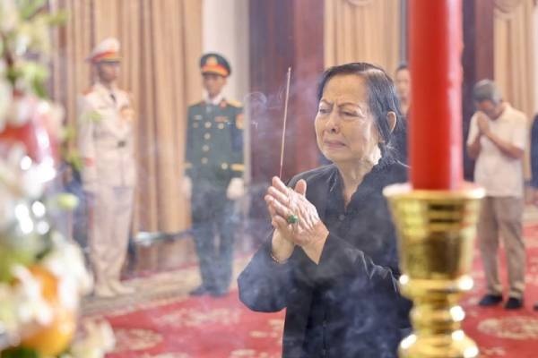 Dong nguoi xuc dong den vieng nguyen Chu tich nuoc Tran Duc Luong hinh anh