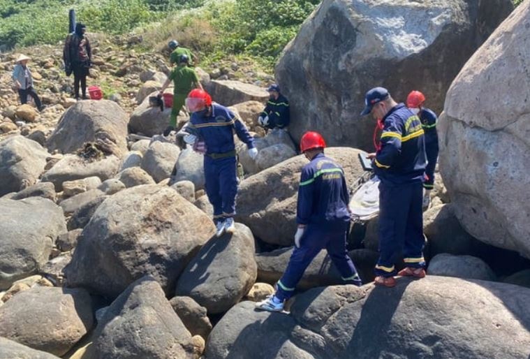 Phat hien thi the duoi ghenh da o ban dao Son Tra hinh anh