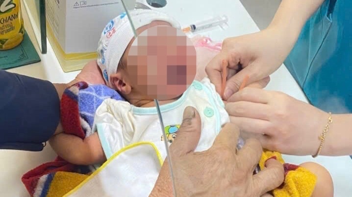 Di tha luoi phat hien be gai so sinh bi bo roi hinh anh