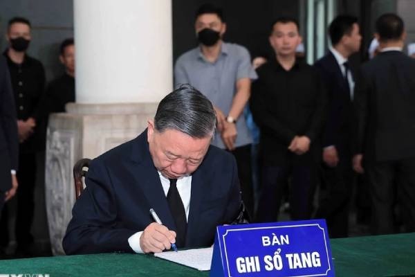 Nhung dong ghi so tang vieng nguyen Chu tich nuoc Tran Duc Luong hinh anh